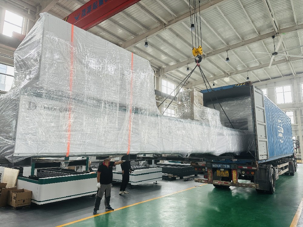 DADI's 6000W high-power CNC6024 fiber laser tube cutting machine has completed container shipment and officially departed for Latvia.